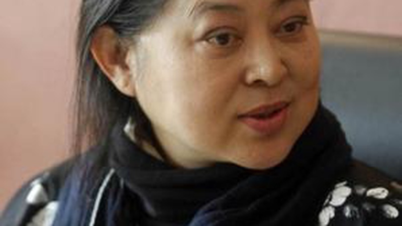 倪萍直播翻车连夜道歉三次，65岁乘风破浪引发全网反转